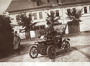  Jan Langhans: fotograf Jan Tomáš ve svém autě, 1904-06