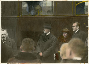 Foto Dítě: TGM se synem Janem u vlaku při příjezdu do vlasti. Horní Dvořiště 20. 12. 1918